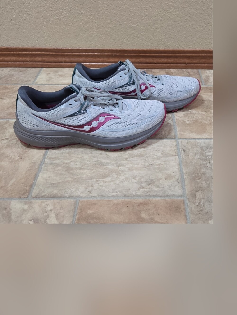 Like New Women's Saucony Omni 21 Concrete/Cranberry S10762-16 Size 10
